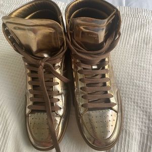 Gorgeous gold sneaks. Yves Saint Laurent.